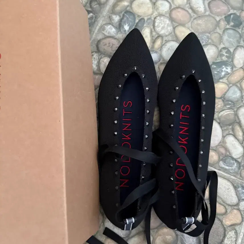 [BUNJANG] Odonnit Black Stud Strap Flat Shoes Size 255 / 노도니트 블랙스터드 스트랩 플랫 255사이즈