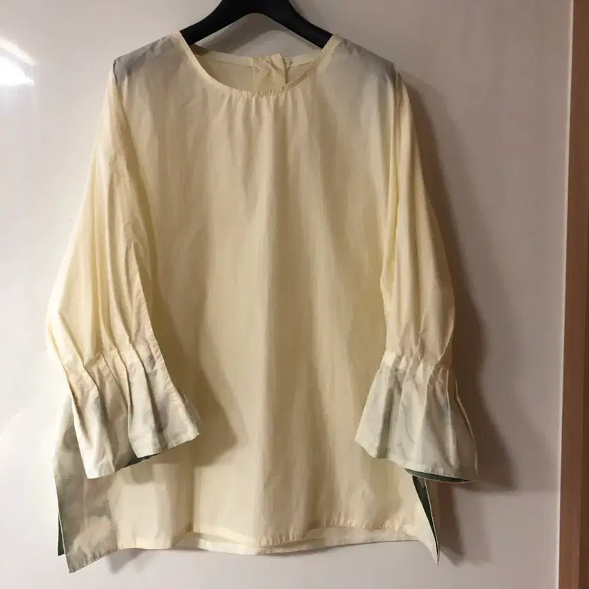 [BUNJANG] TIME (Hanstyle) Balloon Puff Blouse - Light Lemon / 한섬 타임 TIME 바스락 벌룬 퍼프 블라우스 셔츠