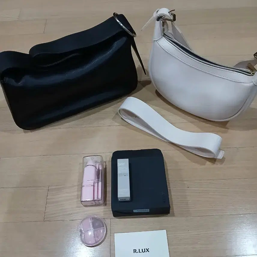 [BUNJANG] Black/White Shoulder Bag + Cosmetics Set / 블랙/화이트 숄더백 + 화장품 세트