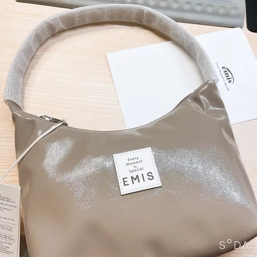[BUNJANG] EMIS Enamel Hobo Bag Gray Beige / EMIS 에나멜 호보백 그레이베이지