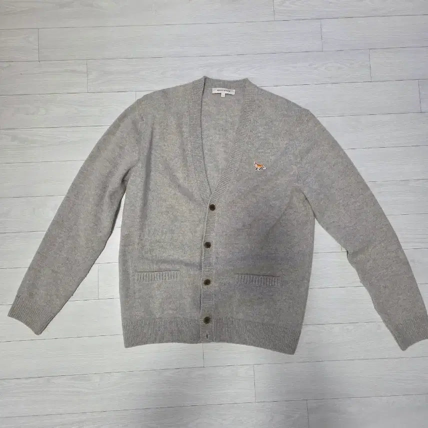 [BUNJANG] Maison Kitsuné Fox Embroidery Cardigan Light Grey / 메종키츠네 폭스 자수 가디건 라이트 그레이