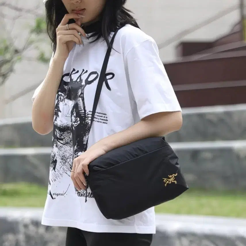 [BUNJANG] Arc'teryx Crossbody Bag Black (Gold) / 아크테릭스 크로스백 블랙(금색)/ 새 제품