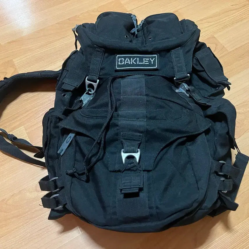 [BUNJANG] Oakley Mechanism Technical Backpack Archive / [극미중고/S급] 00s 오클리 아카이브 메카니즘 테크니컬 백팩
