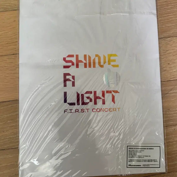 [BUNJANG] G-Dragon SHINE A LIGHT 1st Concert Official Pamphlet / 지드래곤 SHINE A LIGHT 1st Concert 공식 팸플릿