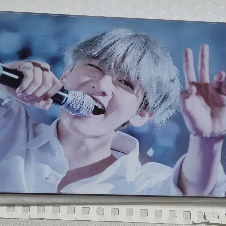 [BUNJANG] Baekhyun Love Me Right Mini Desk Frame / 백현 탁상용 미니액자 럽미라잇
