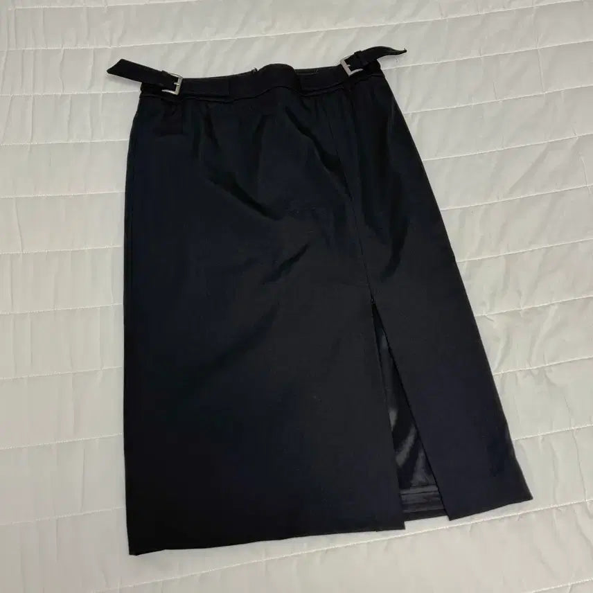 [BUNJANG] Objet Lyricism Black Midi Skirt with Side Slit and Buckle Detail / 급전)오브제 작사 미디 스커트