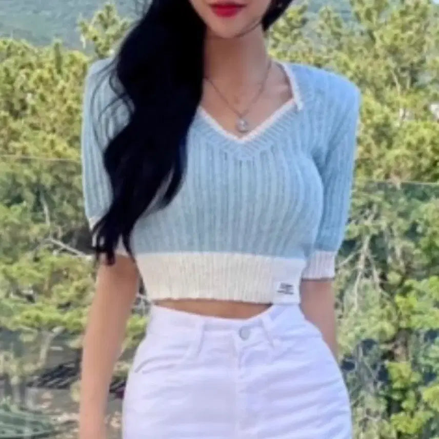 [BUNJANG] Colorblock V-Neck Patch Cropped Knit - Pastel Blue / 배색 브이넥 패치 크롭 니트 파스텔 블루