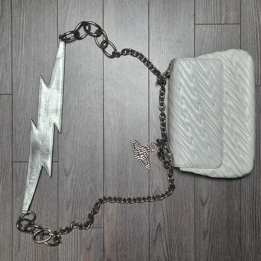 [BUNJANG] Vivienne Westwood White Leather Chain Lightning Emblem Handbag / 비비안웨스트우드 핸드백