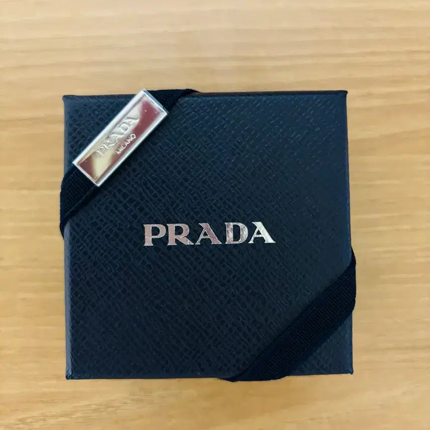 [BUNJANG] Prada Gift Box with Logo Ribbon / [당일발송/정품] 프라다 선물 박스