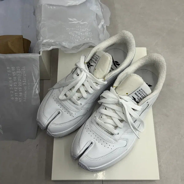 [BUNJANG] Reebok x Maison Margiela Classic Leather Tabi Shoes White / 리복 x 메종 마르지엘라 클래식 레더 타비 슈즈 화이트 240 판매합니다.