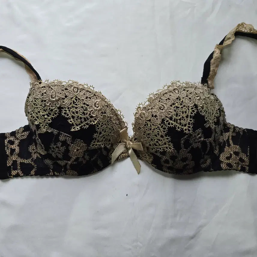 [BUNJANG] Black Gold Embroidered Lace Bra A Cup (Used) / (중고) 블랙 골드 자수 레이스 브래지어 A컵