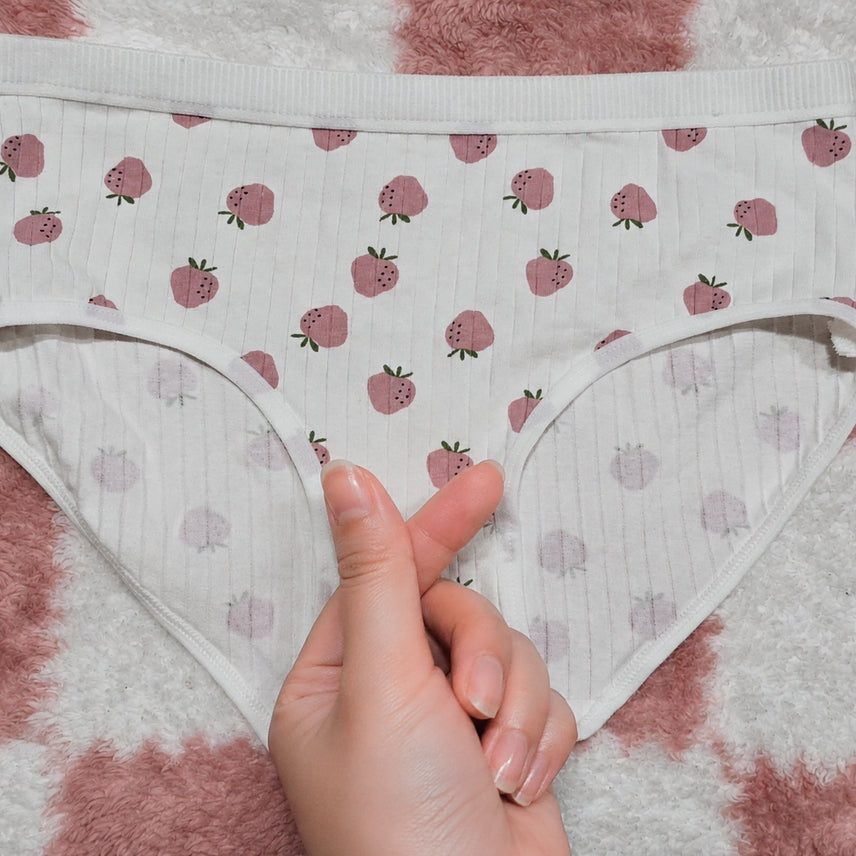 [BUNJANG] White Strawberry Pattern Panties (Used) / I(중고) 화이트 딸기패턴 팬티