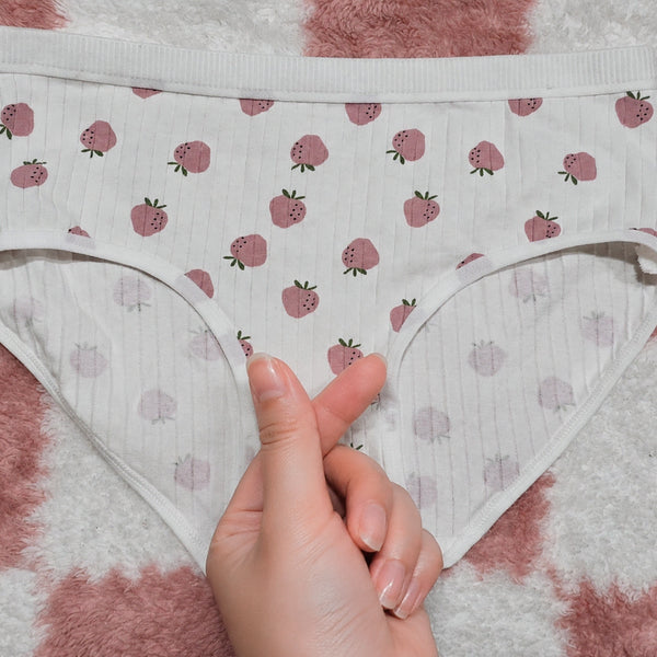 [BUNJANG] White Strawberry Pattern Panties (Used) / I(중고) 화이트 딸기패턴 팬티
