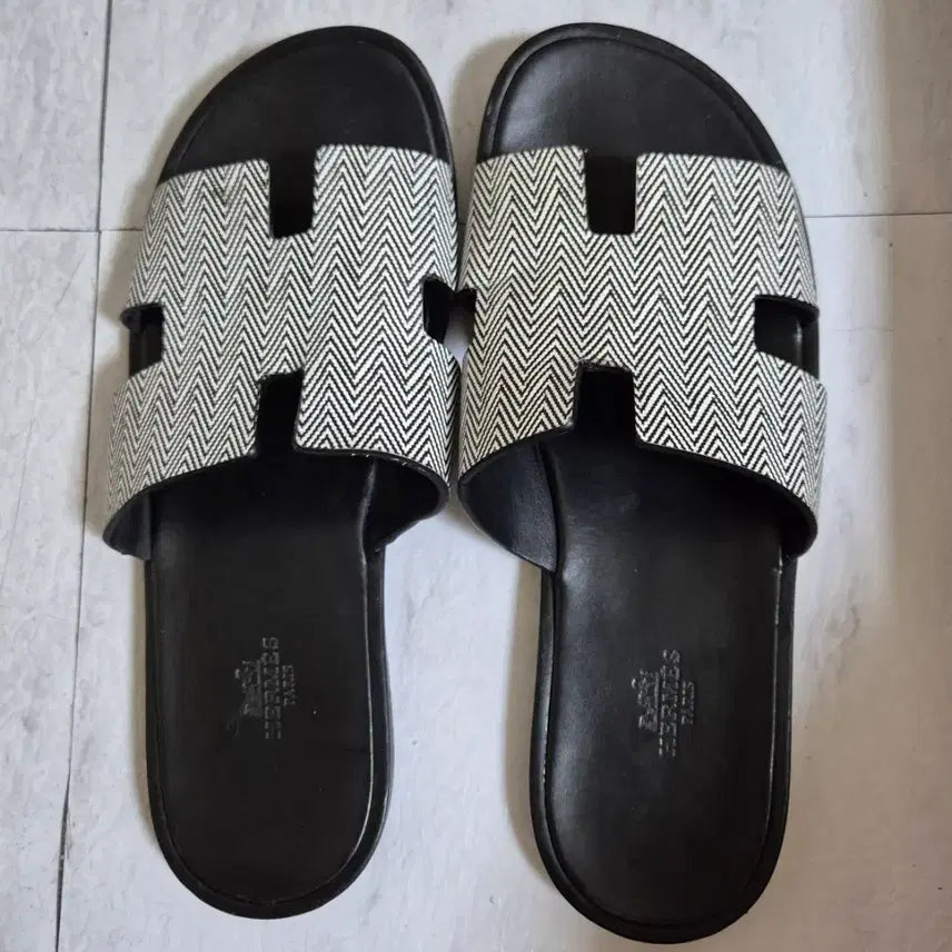 [BUNJANG] Hermes Izmir Sandals Chevron & Noir Blanc / (정품)에르메스 이즈미르 샌들 43