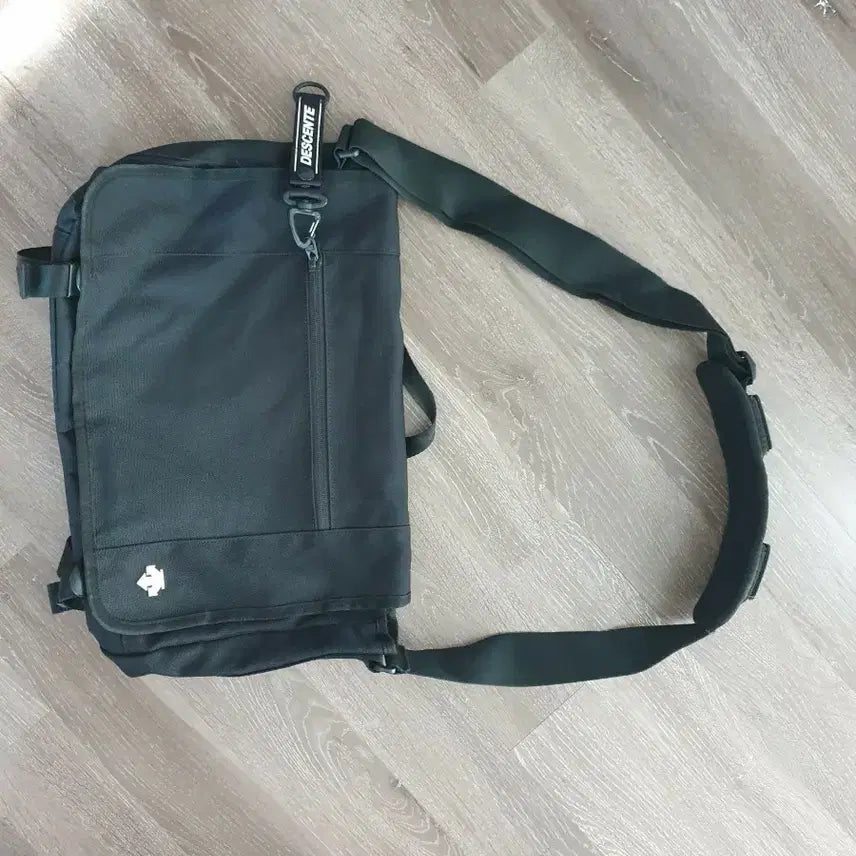 [BUNJANG] Descente Messenger Crossbody Bag / 데상트 메신저백 크로스백