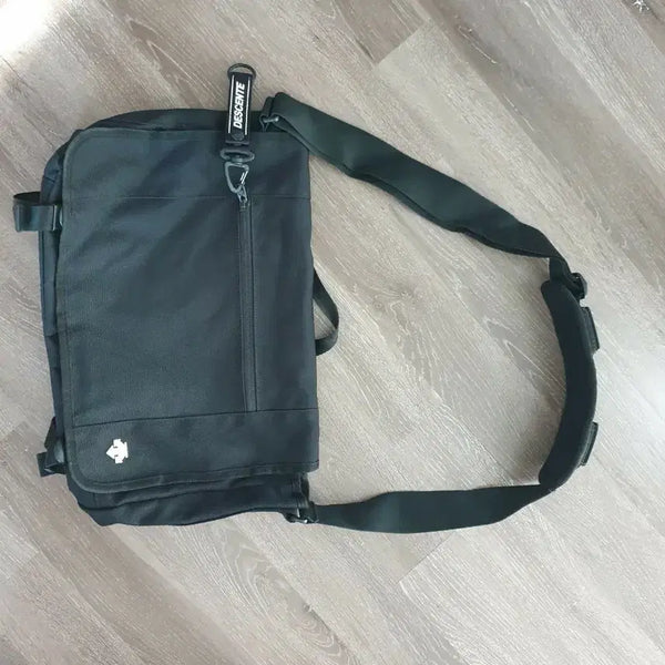 [BUNJANG] Descente Messenger Crossbody Bag / 데상트 메신저백 크로스백