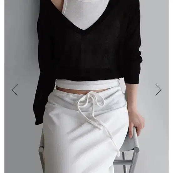 [BUNJANG] LaRoom Loci V-Neck Knit (Black, White) / 라룸 로지 V넥 니트(불랙,화이트)