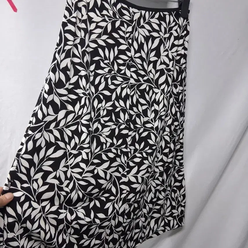 [BUNJANG] Black Leaf Pattern Spandex Midi Skirt (Waist 28) / 검정색 나뭇잎 패턴 스판 스커트28