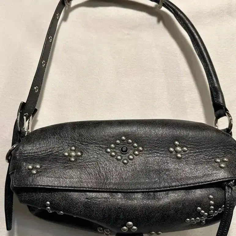 [BUNJANG] Open YY Stud Pillow Medium Handbag / Open yy 오픈와이와이 스터드 필로우 미디엄 핸드백