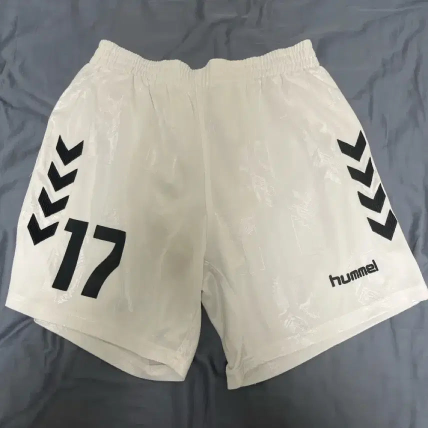 [BUNJANG] Hummel White Soccer Shorts with Number 17 / Hummel 험멜 축구 반바지 흰색