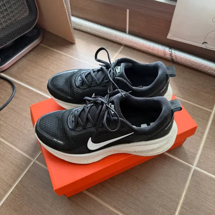 [BUNJANG] Nike Vomero 18 Black/White Running Shoes / 나이키 보메로 18 검흰 285