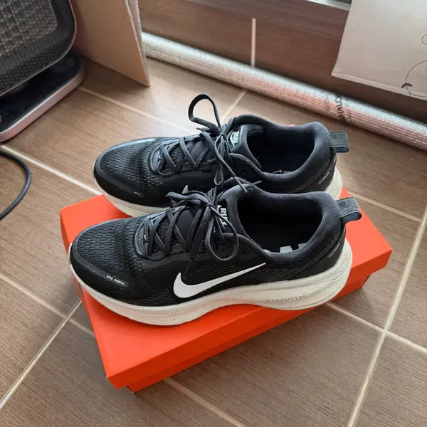 [BUNJANG] Nike Vomero 18 Black/White Running Shoes / 나이키 보메로 18 검흰 285