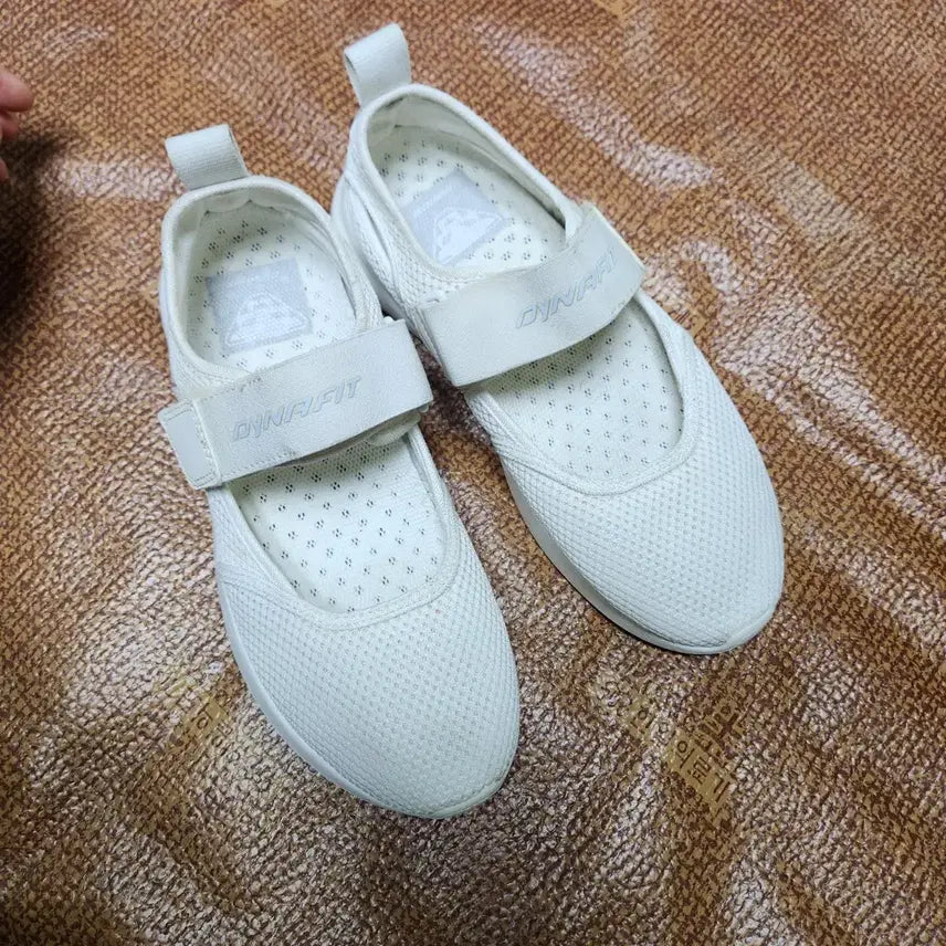 [BUNJANG] Dynafit Women's White Sneakers (235) / 다이나핏 여성 운동화 화이트235