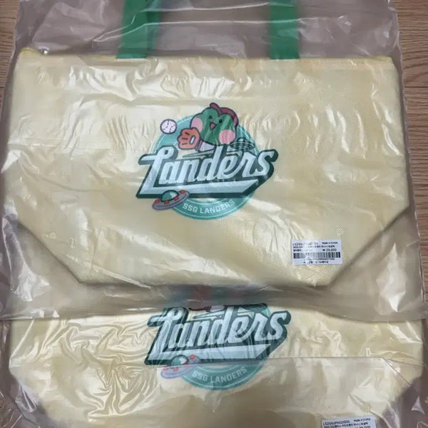 [BUNJANG] SSG Landers x Line Friends MiniNi Cooler Bag Bundle Set (2 Unsealed) / SSG랜더스 라인프렌즈 미니니 보냉백 미개봉 2개 일괄