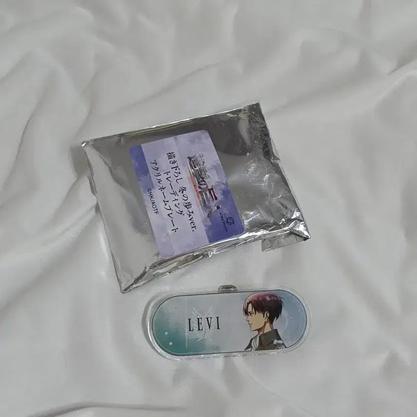 [BUNJANG] Attack on Titan Levi Acrylic Name Tag / [새상품] 진격의거인 진격거 리바이 아크릴 명찰