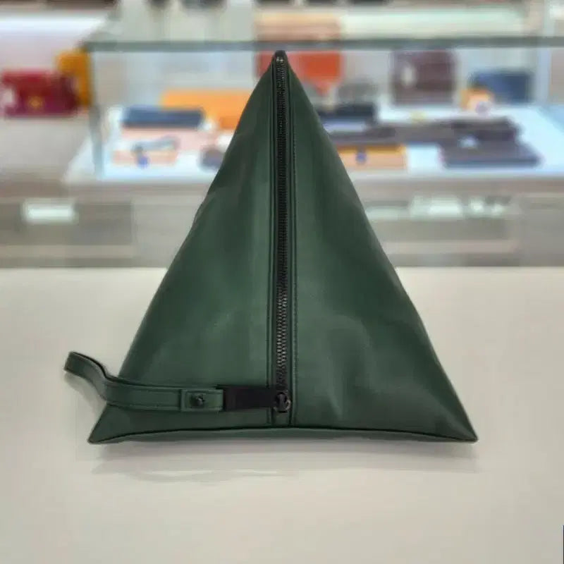 [BUNJANG] Bottega Veneta Triangle Clutch Bag / 보테가베네타 트라이앵글 삼각 클러치백