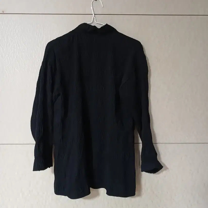 [BUNJANG] Black Embossed Shirt / 블랙 엠보싱 셔츠