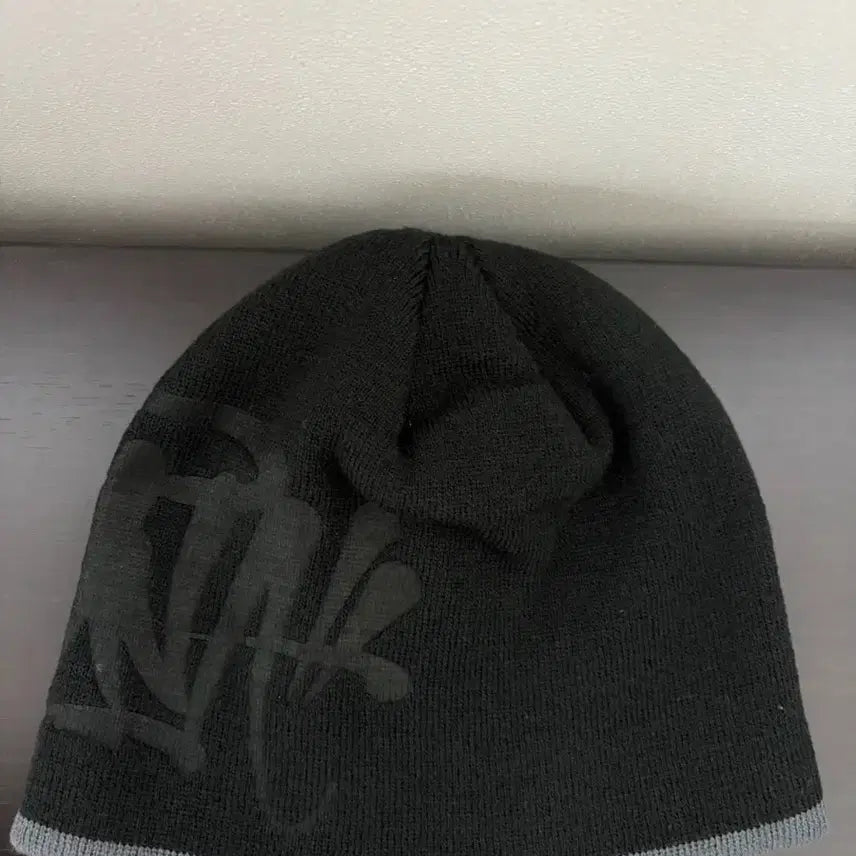 [BUNJANG] Synaworld Debossed Beanie - Black / SYNAWORLD SYNA DEBOSSED BEANIE - BLACK