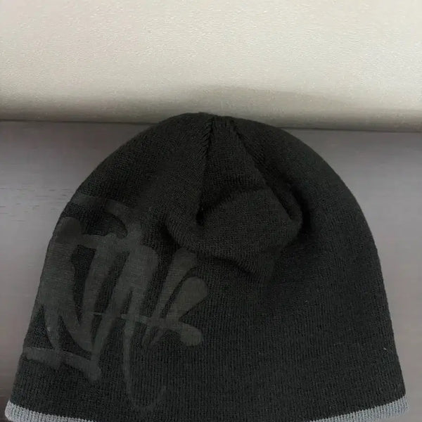 [BUNJANG] Synaworld Debossed Beanie - Black / SYNAWORLD SYNA DEBOSSED BEANIE - BLACK