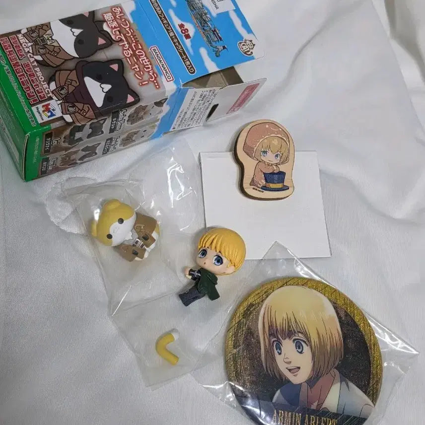 [BUNJANG] Attack on Titan Armin Arlert Figure & Badges Bundle Set / 진격의거인 진격거 아르민 굿즈 일괄 피규어 캔뱃지 나무뱃지 메가캣 정가이하