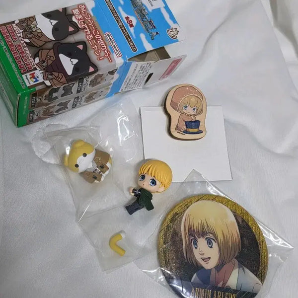 [BUNJANG] Attack on Titan Armin Arlert Figure & Badges Bundle Set / 진격의거인 진격거 아르민 굿즈 일괄 피규어 캔뱃지 나무뱃지 메가캣 정가이하