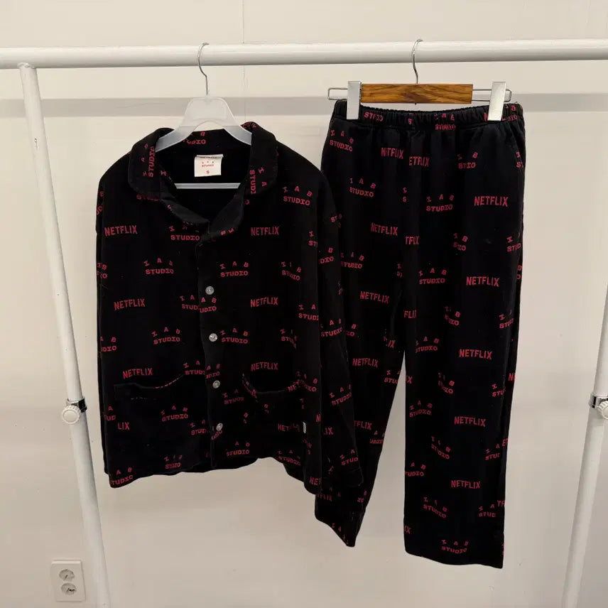 [BUNJANG] ieabstudio x Netflix Pajama Setup S / 아이앱스튜디오 x 넷플릭스 파자마 셋업