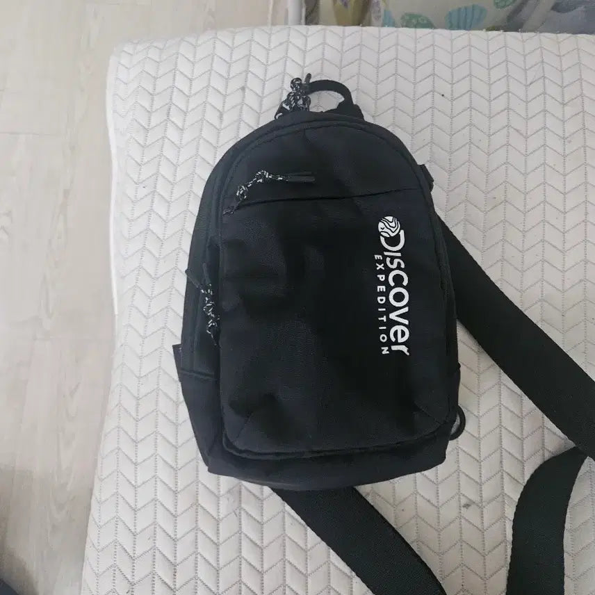 [BUNJANG] Discovery Expedition Black Mini Sling Bag / 디스커버리 익스페디션 블랙 미니 슬링백