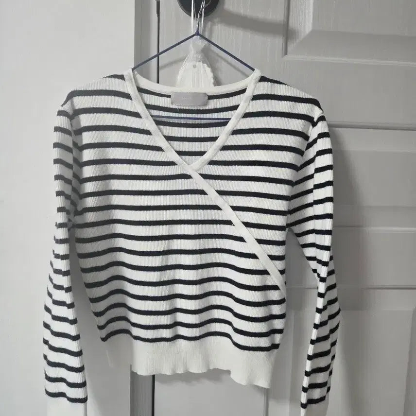 [BUNJANG] NannGu Striped V-Neck Wrap Design Knit / 난닝구)단가라 브이넥 랩 디자인 니트 55반까지