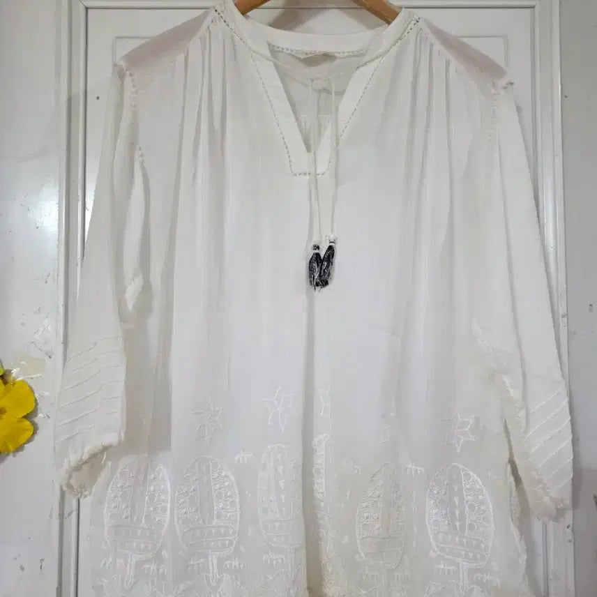 [BUNJANG] Embroidered Blouse for Summer/Early Fall / 여름 초가을 고급스러운. 핏이이쁜.자수.  블라우스  깨끗해요. 66반까지