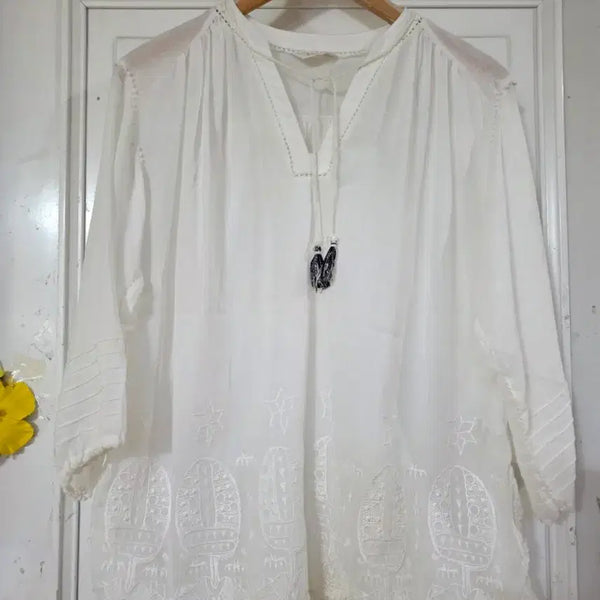 [BUNJANG] Embroidered Blouse for Summer/Early Fall / 여름 초가을 고급스러운. 핏이이쁜.자수.  블라우스  깨끗해요. 66반까지