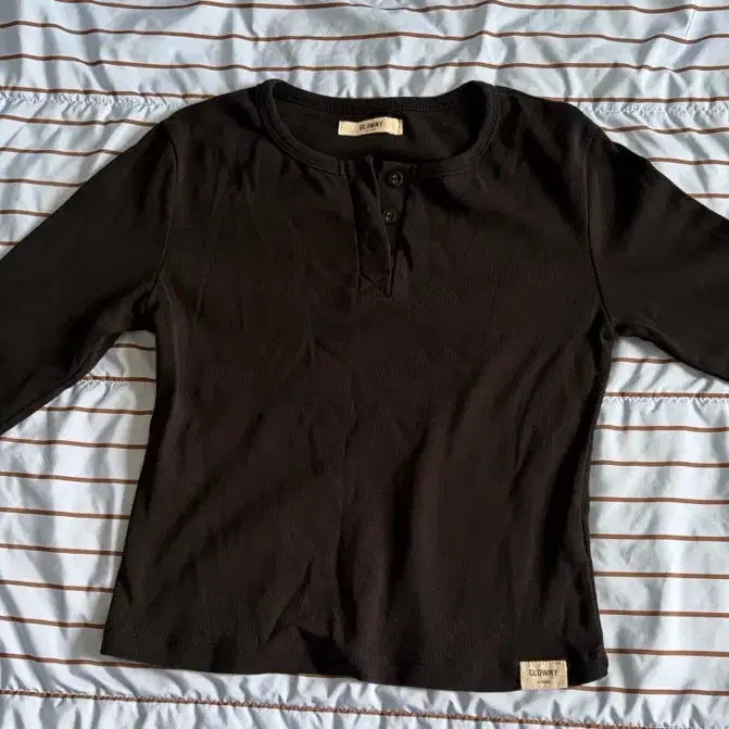 [BUNJANG] GLOWNY 3/4 Button Fly Tee (Black) / 글로니 3/4 BUTTON FLY TEE (BLACK)