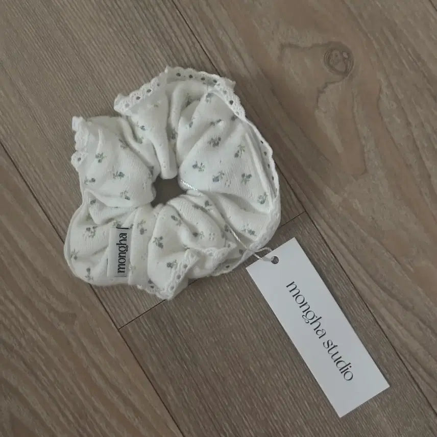 [BUNJANG] Mongha Studio Eyelet Flower White Scrunchie / [새상품] 몽하스튜디오 헤어 스크런치 아일렛 플라워 화이트 곱창 머리끈