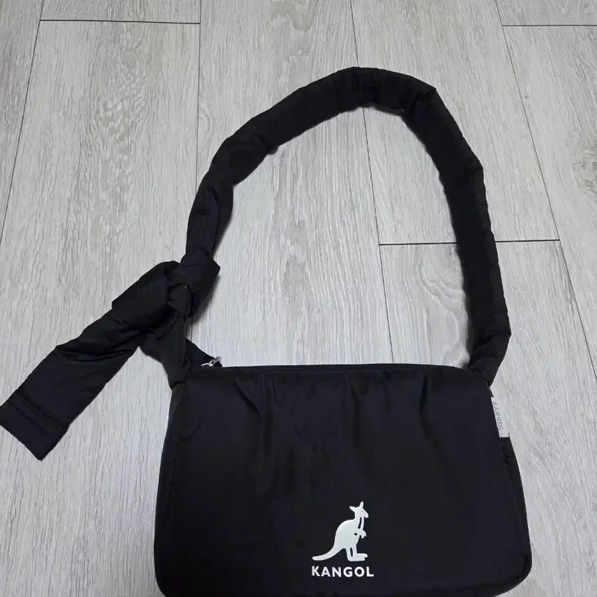 [BUNJANG] Kangol Lightweight Shoulder Bag / 캉골 패딩 경량 숄더백 가방 새상품