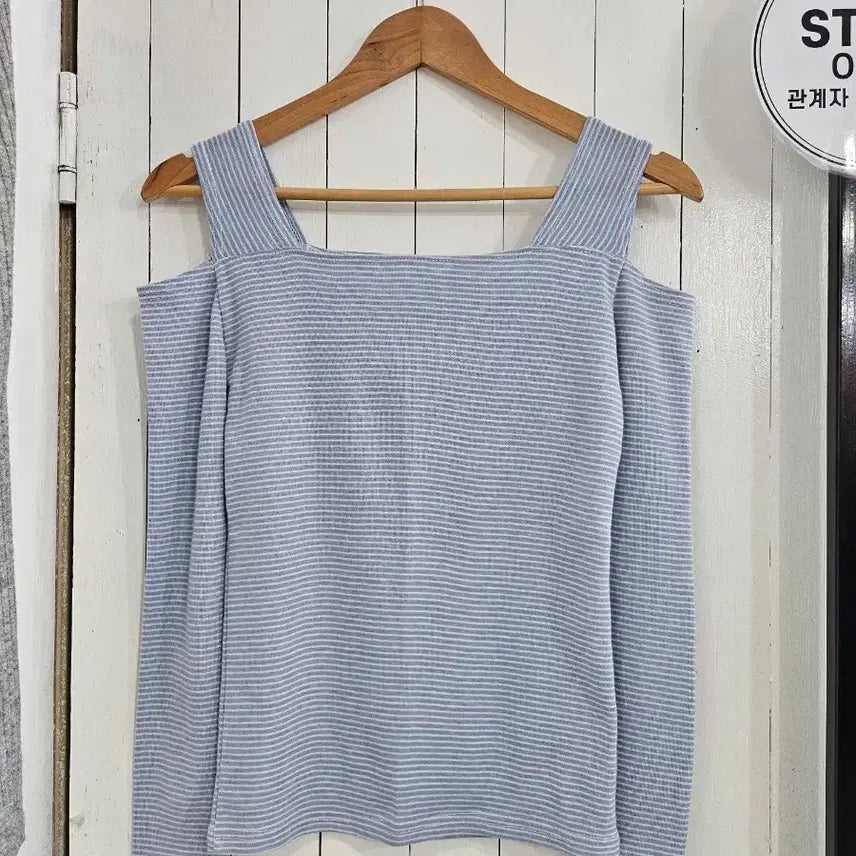 [BUNJANG] Women's Striped Long Sleeve Off-Shoulder Top / 새상품 여성 어깨트임 단가라 오프숄더 잔스트라이프 긴팔 티셔츠 free 새제품