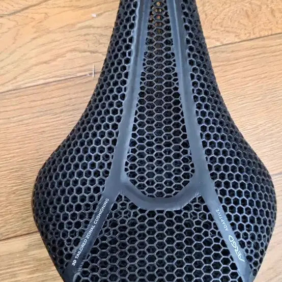 [BUNJANG] Fizik Vento Argo R3 Adaptive 150mm Saddle / 피직 벤토 아르고 Fizik Vento Argo R3 Adaptive 3d 안장 판매합니다.상태는 매우 좋습니다.사이즈는 150mm 입니다.7 * 7래일 합금 재질입니다.