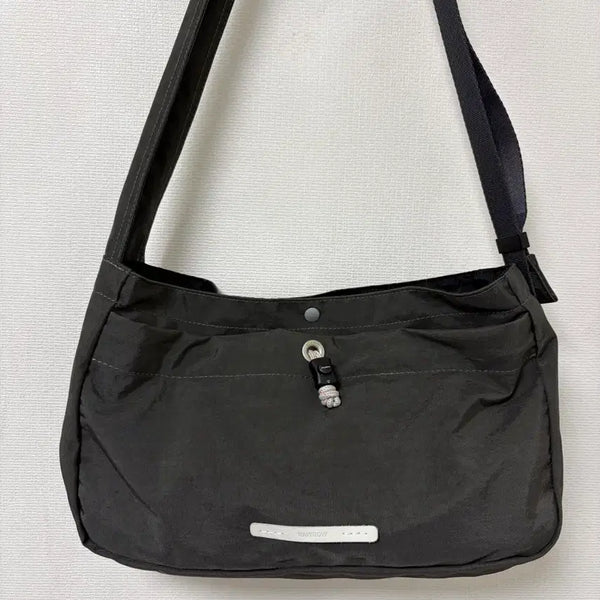 [BUNJANG] 로우로우 (LOWROUND) String Cross Bag 750 Charcoal / 로우로우 스트링 크로스백 750 차콜