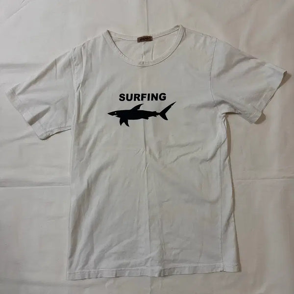[BUNJANG] Aaron Surfing Shark Printing T-shirt White / 아론 서핑 상어 프린팅 반팔티 화이트