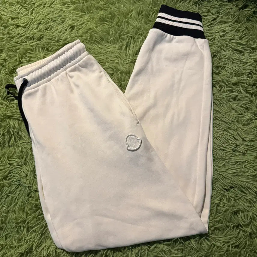 [BUNJANG] Moncler White Wappen Jogger Pants / 몽클레어 화이트 와펜 조거팬츠