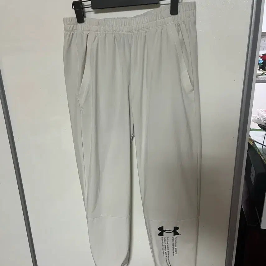 [BUNJANG] Under Armour Functional Woven Jogger Pants - Ivory, Size M / 언더아머 기능성 우븐 조거 팬츠 아이보리 M