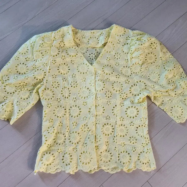 [BUNJANG] Embroidered Blouse / 자수 블라우스